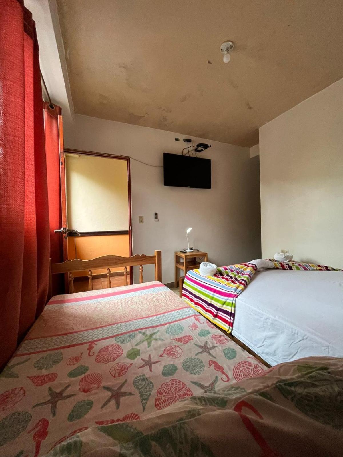 Hotel Y Restaurante Mama Ines 圣卡塔利娜岛 外观 照片
