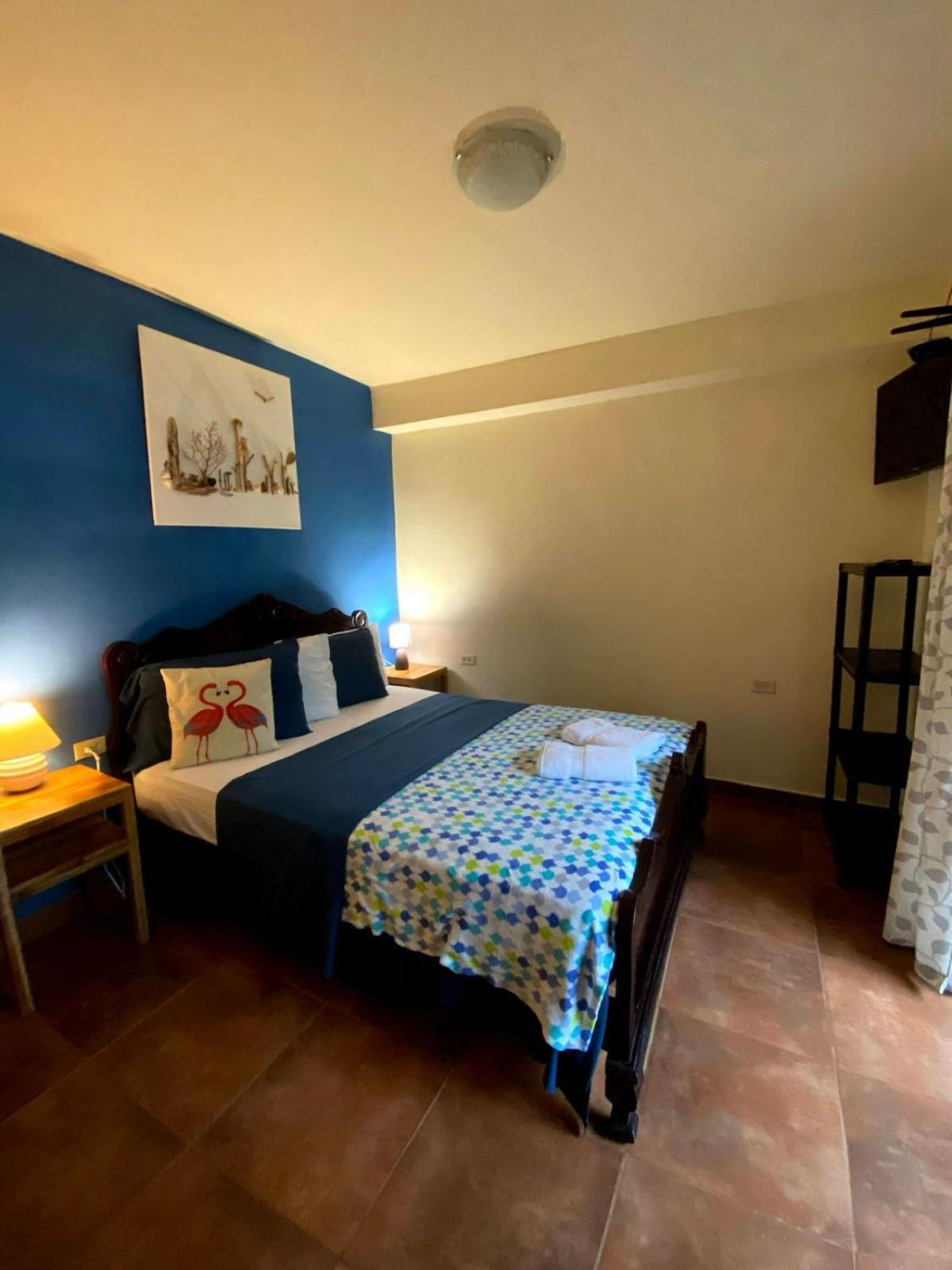 Hotel Y Restaurante Mama Ines 圣卡塔利娜岛 外观 照片