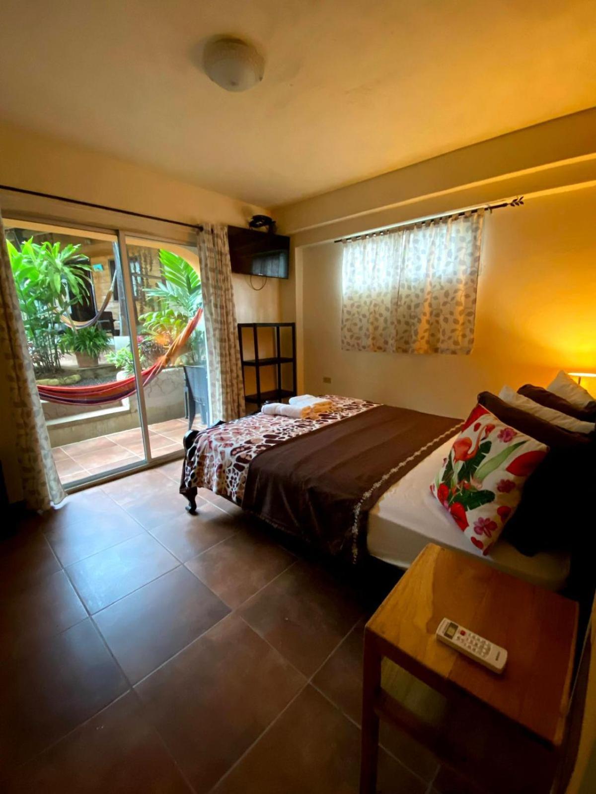 Hotel Y Restaurante Mama Ines 圣卡塔利娜岛 外观 照片