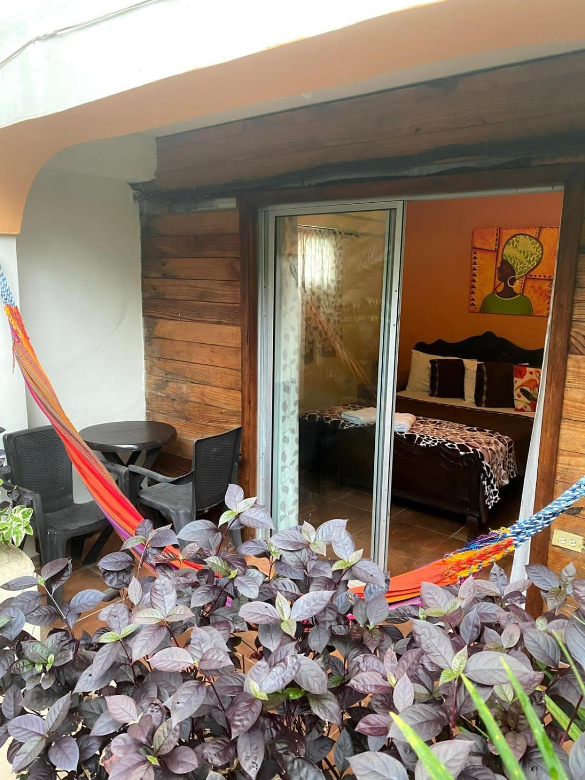 Hotel Y Restaurante Mama Ines 圣卡塔利娜岛 外观 照片