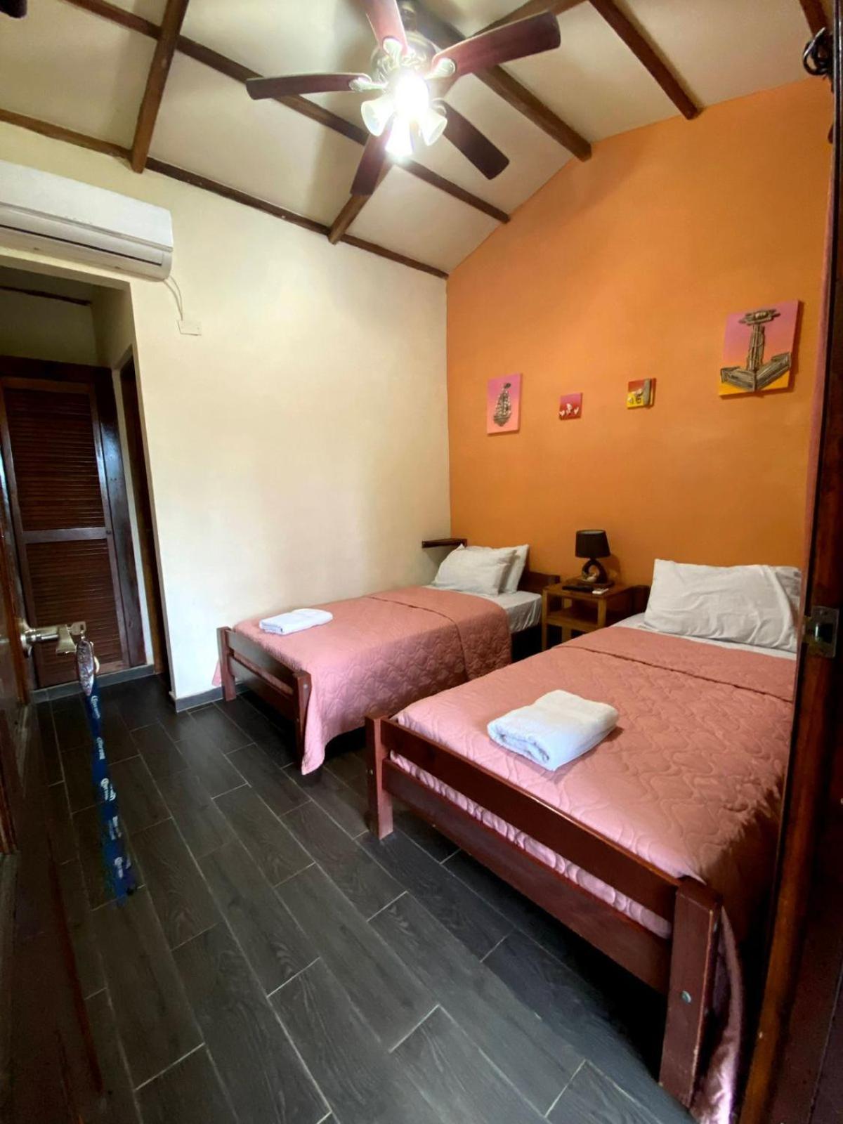 Hotel Y Restaurante Mama Ines 圣卡塔利娜岛 外观 照片